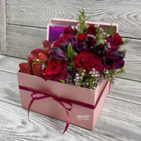 Подарочный набор с цветами и ягодами «Кристина»