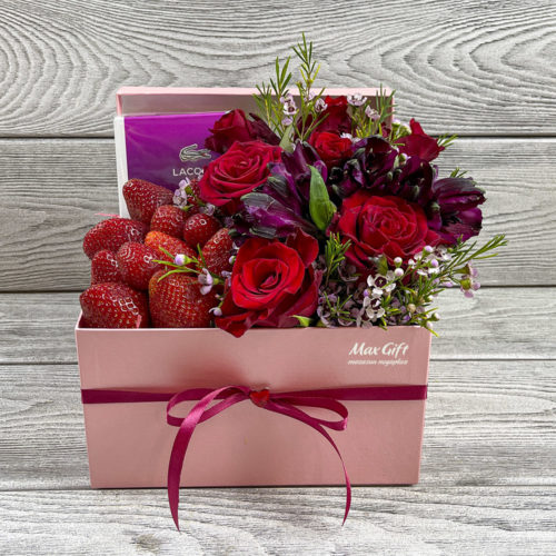 Подарочный набор с цветами и ягодами «Кристина»