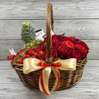 Подарочная корзина с цветами и фруктами «Розовая долина»