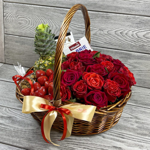 Подарочная корзина с цветами и фруктами «Розовая долина»