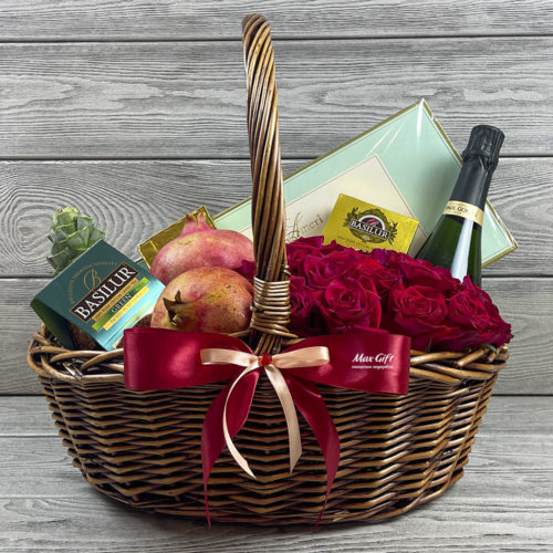 Подарочная корзина с цветами и фруктами «Поцелуй»