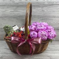 Подарочная корзина с цветами и фруктами «Пионовая долина»