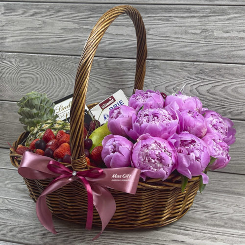Подарочная корзина с цветами и фруктами «Пионовая долина»