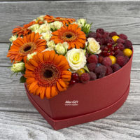 Цветочная композиция с ягодами «Маскарад»