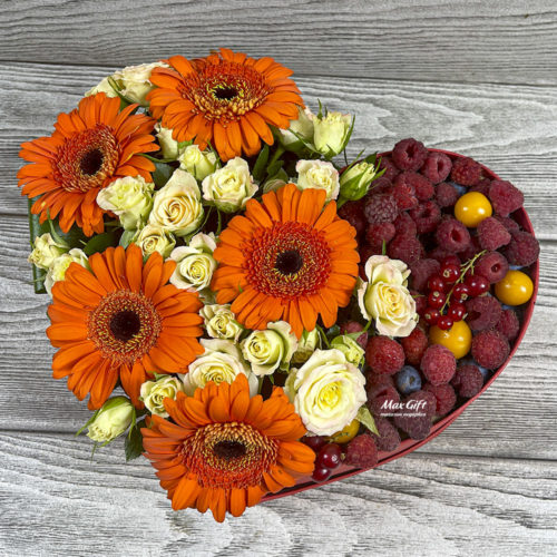 Цветочная композиция с ягодами «Маскарад»