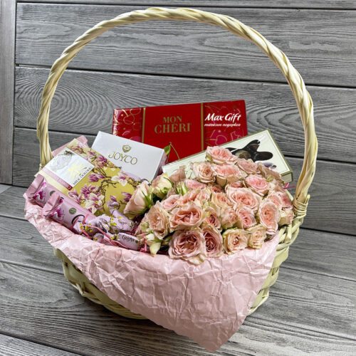 Подарочная корзина с цветами «Сакура»