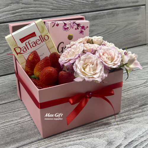 Подарочная композиция с цветами и ягодами «Вкусняшки для подружки»