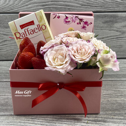 Подарочная композиция с цветами и ягодами «Вкусняшки для подружки»