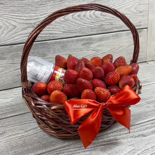 Корзина с ягодами «Клубника со сливками»