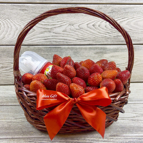 Корзина с ягодами «Клубника со сливками»