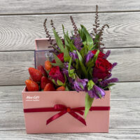 Подарочный набор с цветами и ягодами «Lanvin»