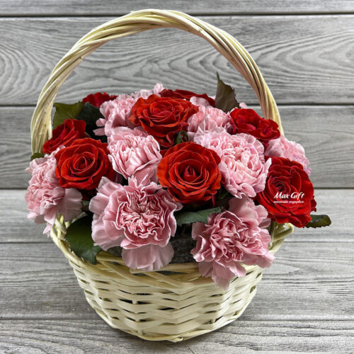 Подарочная корзина с цветами «Алевтина»
