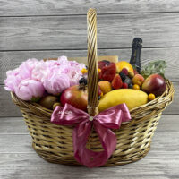 Подарочная корзина с цветами и фруктами «Дыхание любви»