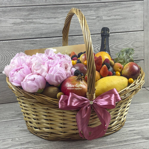 Подарочная корзина с цветами и фруктами «Дыхание любви»