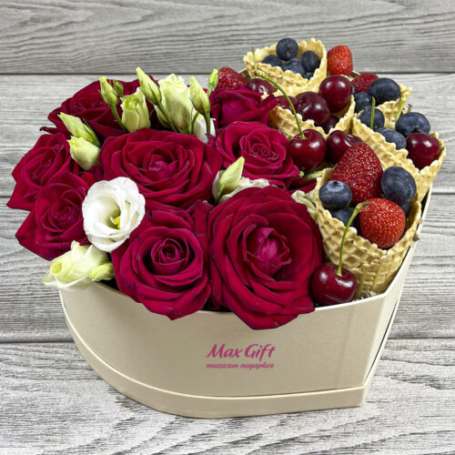 Цветочная композиция с ягодами «Я люблю тебя»