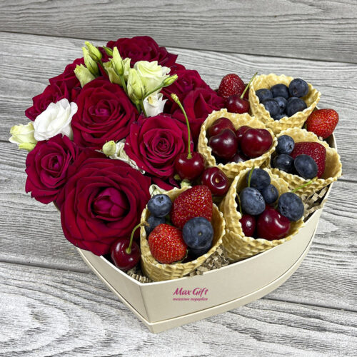 Цветочная композиция с ягодами «Я люблю тебя»