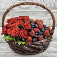 Корзина с ягодами и цветами «Июньские розы»