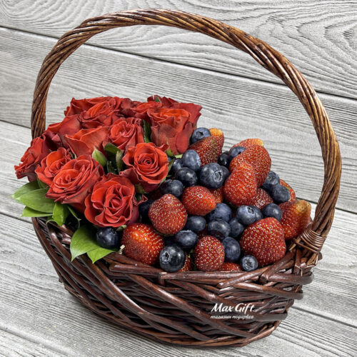 Корзина с ягодами и цветами «Июньские розы»
