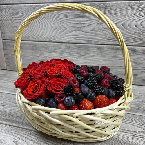 Корзина с ягодами и цветами «Романс»