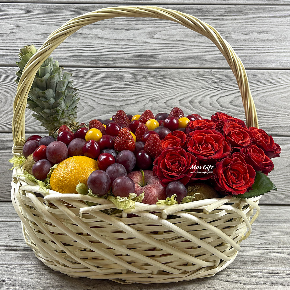 Корзина с фруктами, ягодами и цветами «Любимой жене»