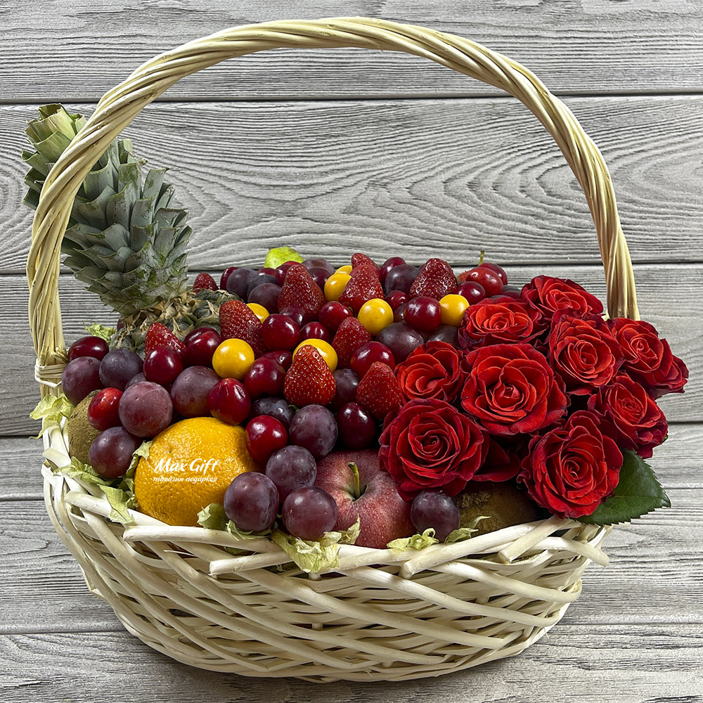Корзина с фруктами, ягодами и цветами «Любимой жене»