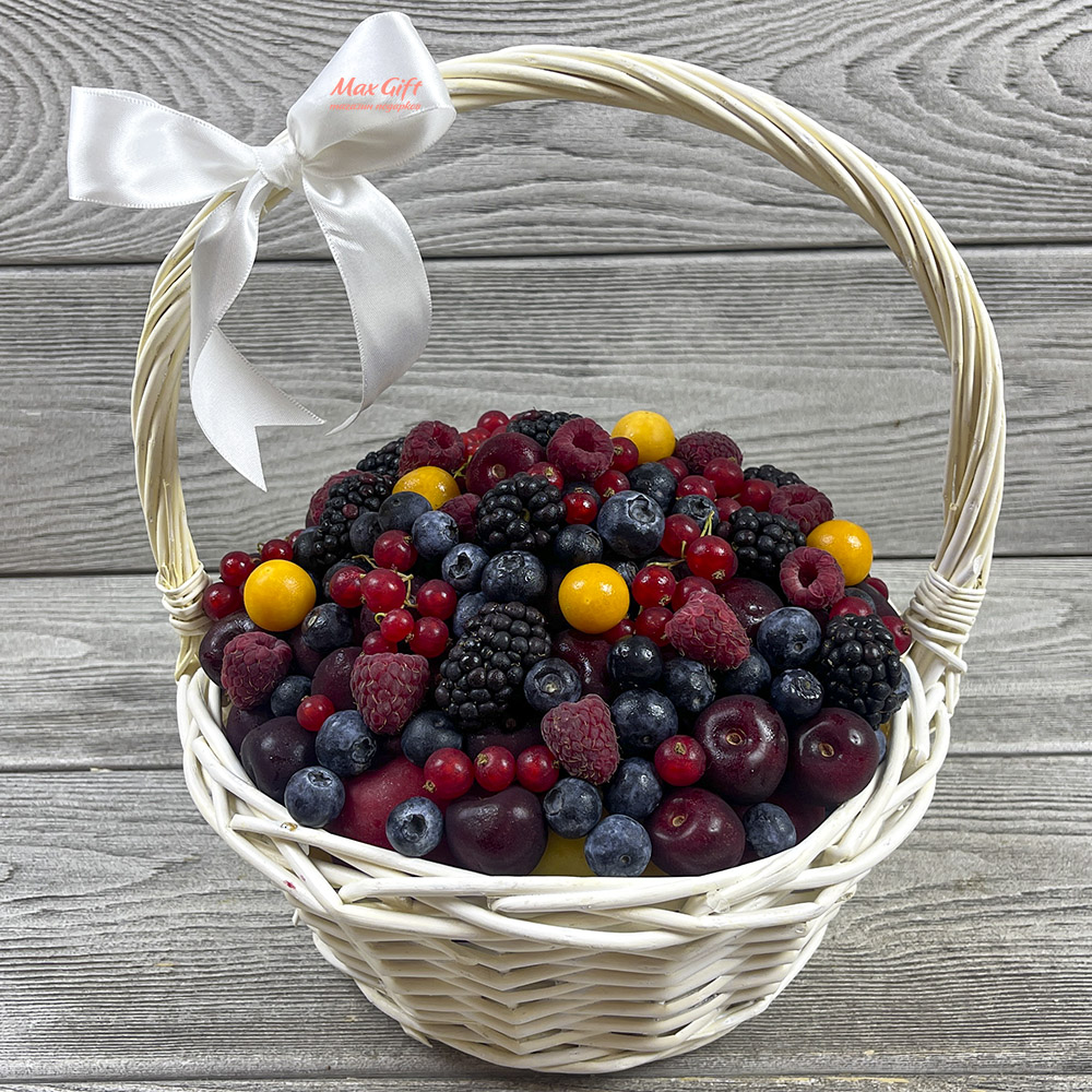 Корзина с фруктами и ягодами «Летнее утро»