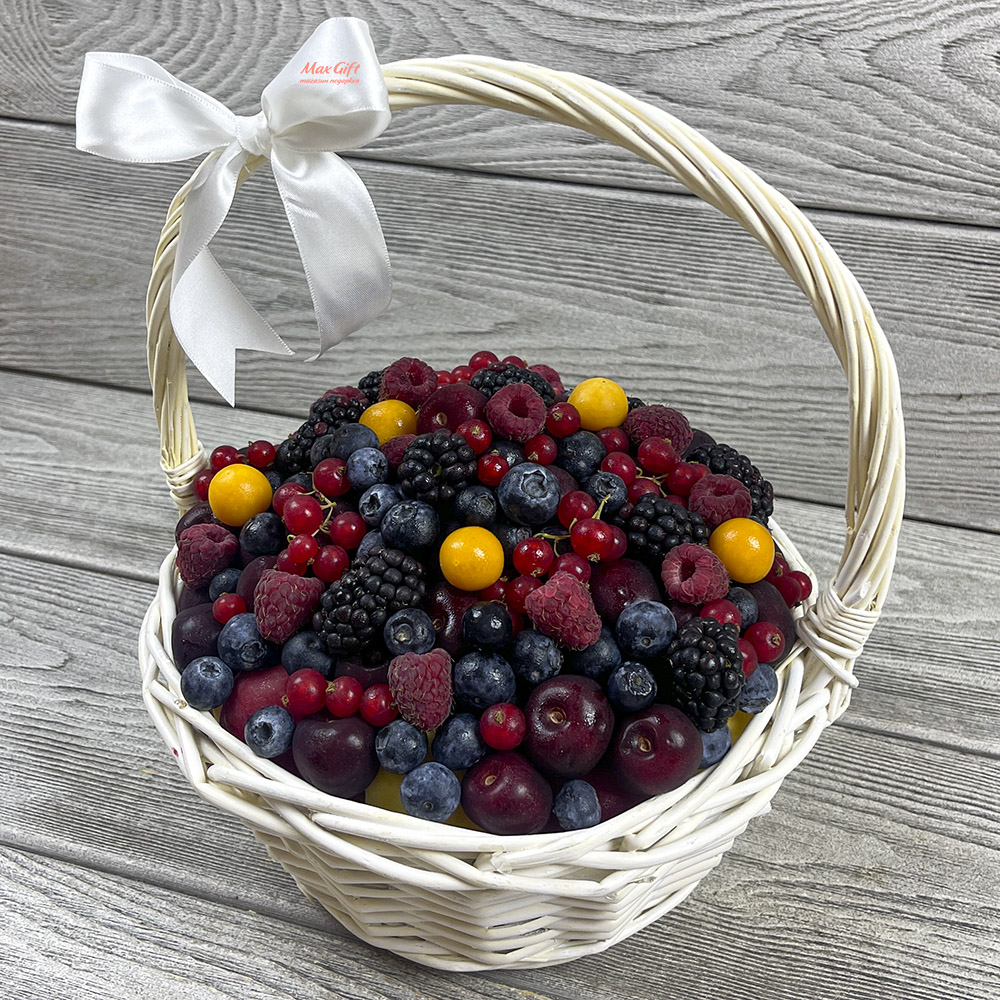 Корзина с фруктами и ягодами «Летнее утро»