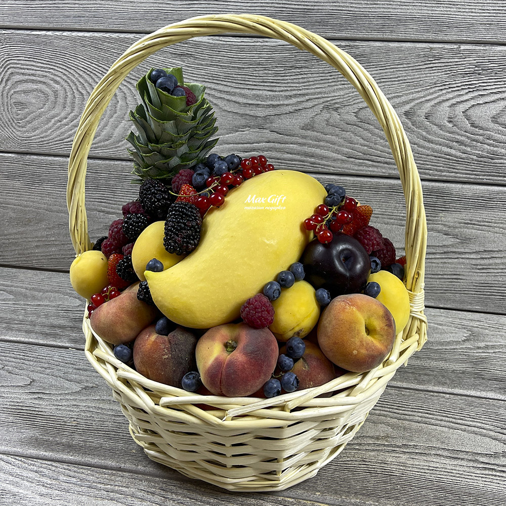Фруктовая корзина с ягодами «Летняя романтика»