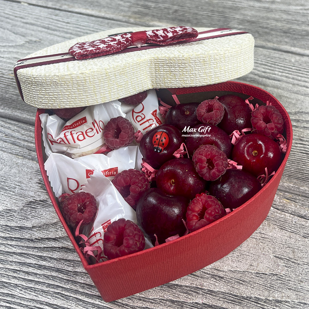 Подарочная композиция с ягодами «Вкусное сердечко»
