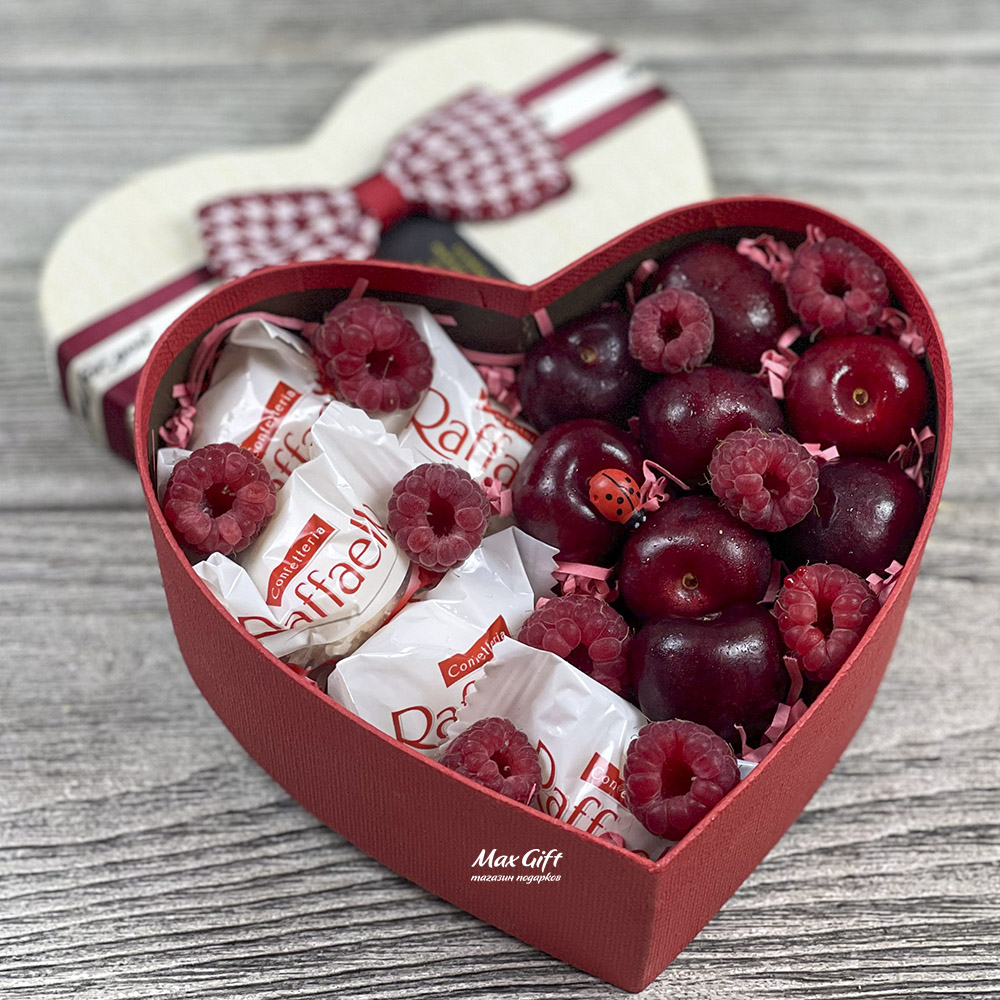 Подарочная композиция с ягодами «Вкусное сердечко»