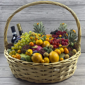 Фруктовая корзина с ягодами «Подарок весны»