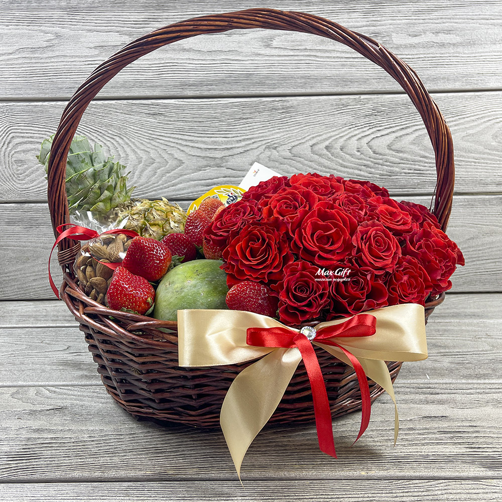 Подарочная корзина с цветами, фруктами и ягодами «Розовая долина»