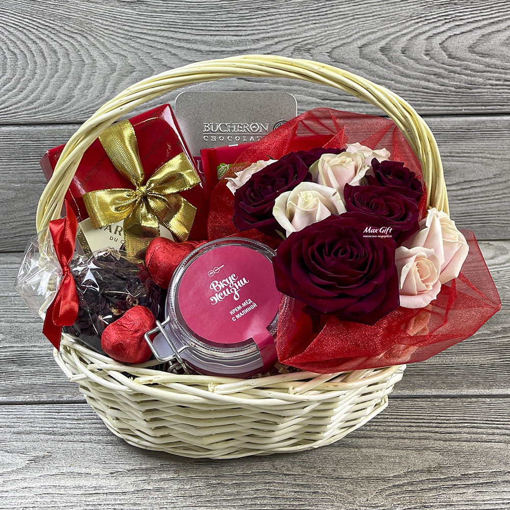 Подарочная корзина с цветами «Лепестки роз»