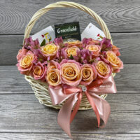 Подарочная корзина с цветами «Поздравляем»
