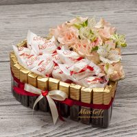 Торт из конфет с цветами «Альпы»