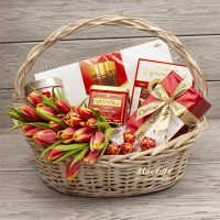 Подарочная корзина с цветами «Весеннее счастье»
