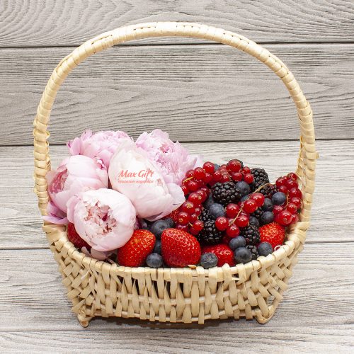 Корзина с ягодами с цветами «Июньское утро»
