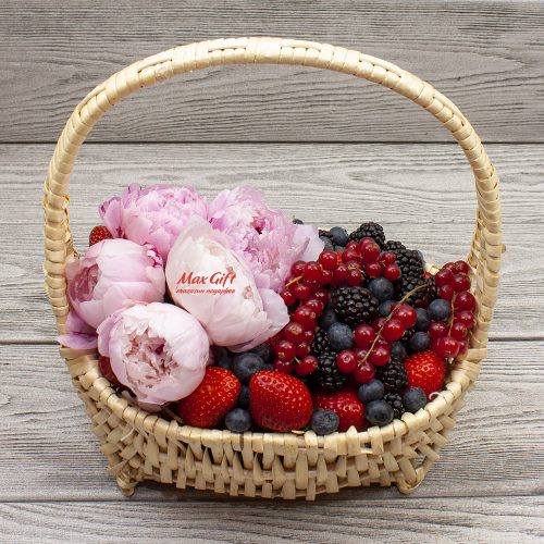 Корзина с ягодами с цветами «Июньское утро»