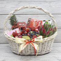 Подарочная корзина с фруктами и цветами «Весенняя мечта»