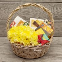 Подарочная корзина с цветами «Бенальмадена»