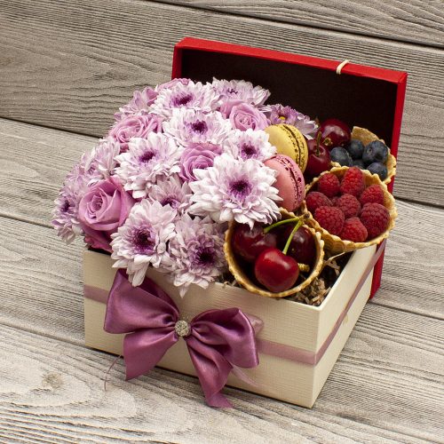 Цветочная композиция с ягодами «Ксения»