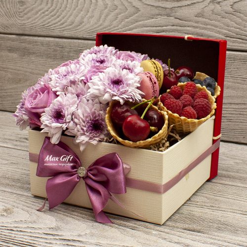 Цветочная композиция с ягодами «Ксения»
