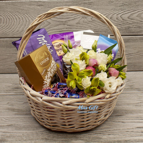 Подарочная корзина с цветами «Ароматное утро»