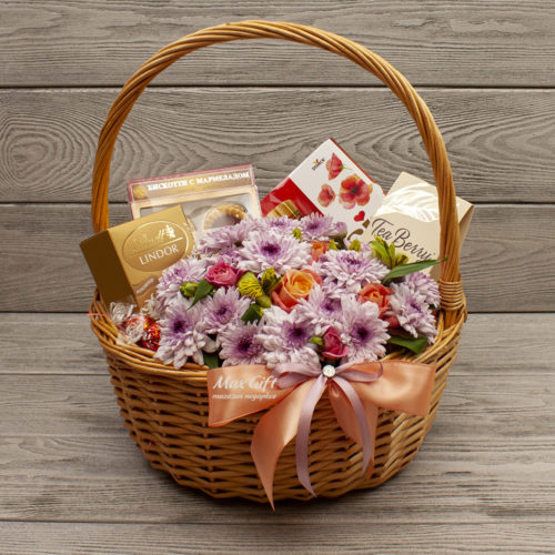 Подарочная корзина с цветами «Кружевной мотив»