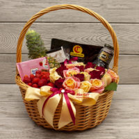 Подарочная корзина с цветами и фруктами «Долина»