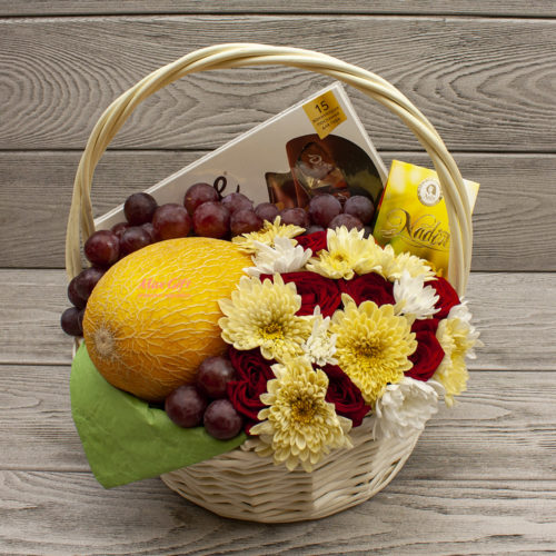 Подарочная корзина с фруктами и цветами «Натали»