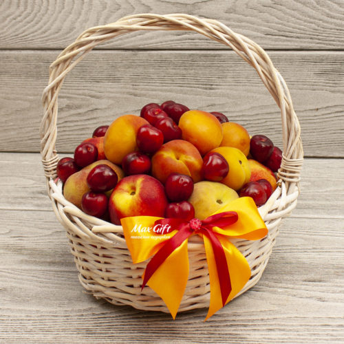 Фруктовая корзина с ягодами «Июль»