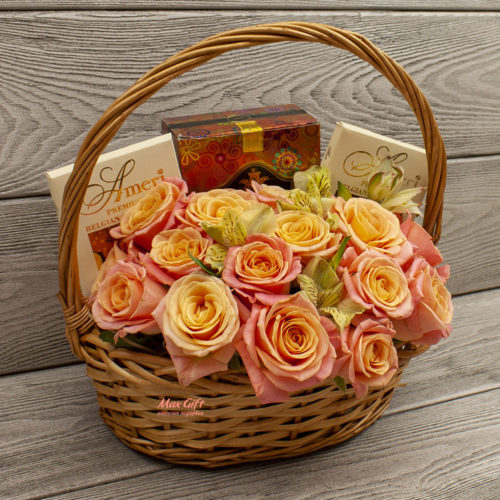 Подарочная корзина с цветами «Поздравляем»