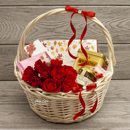 Подарочная корзина с цветами «Искушение»
