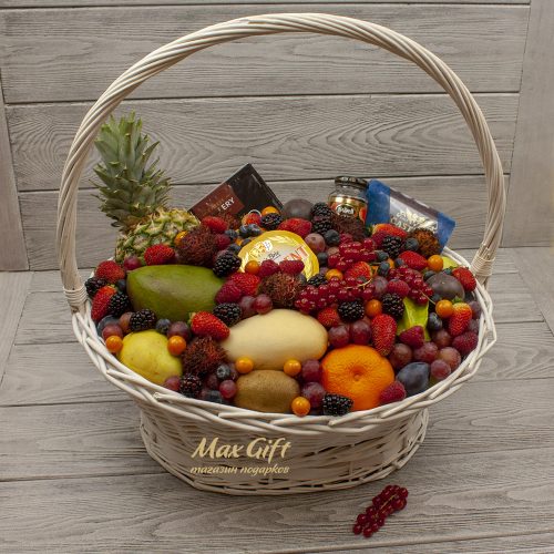 Подарочная корзина с фруктами и ягодами Изобилие